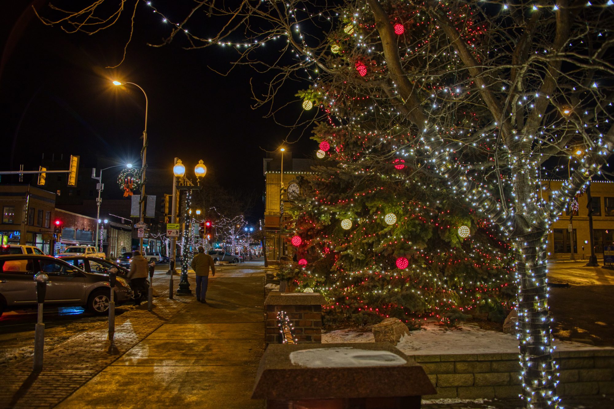 Transform Your Commercial Landscape with Vibrant Holiday Decor This Winter